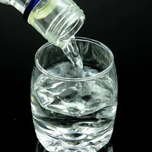 倒酒的规矩("杯满为礼,不溢则敬"酒桌上懂这些倒酒规矩的都是人生赢家