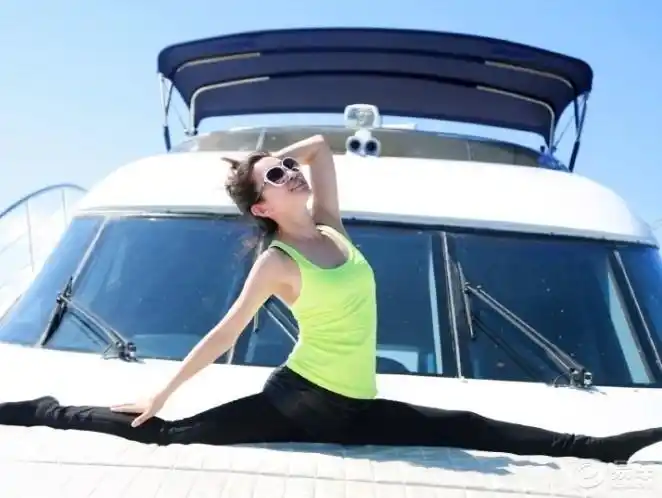 (凤凰)女神花式一字马惊艳亮相