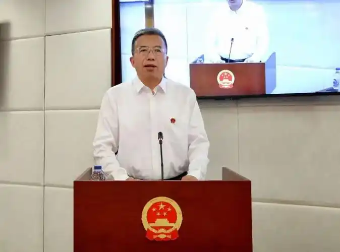 决定接受张伟同志辞去长宁区人民政府区长职务的请求,报区人民代表