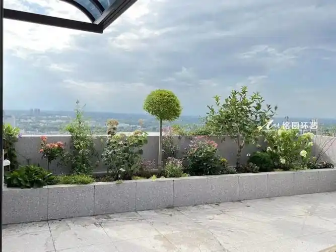 为了有不错动线空间,花池环绕露台四周制作,绿植品类以低矮,根系发达