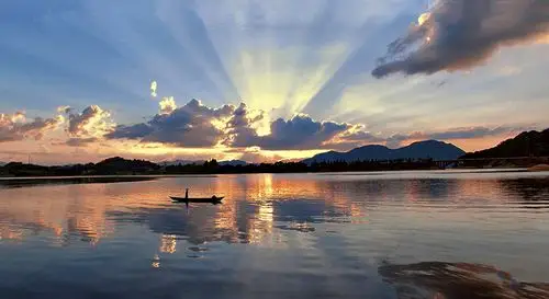 王荣华:摄影作品《霞光万丈》