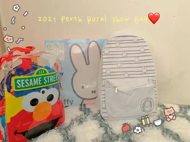 而且书包比较大.~里面有 ~袜子04 .