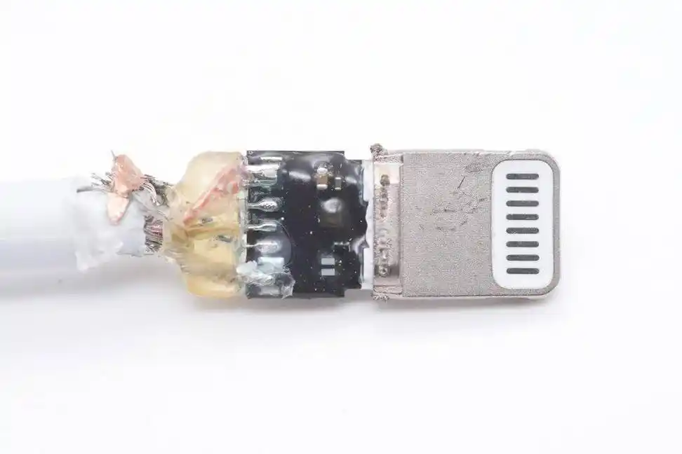 苹果在去年上架了型号为a2561的新款c to l数据线,充电头网入手了新款