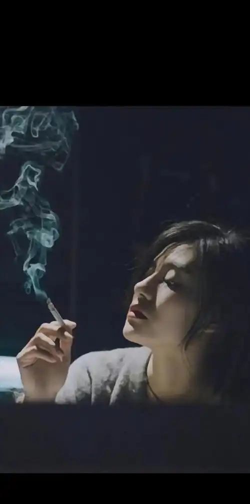 "我顺着念念的视线看过去,在一片模糊的画面中,依稀发现了一个熟悉