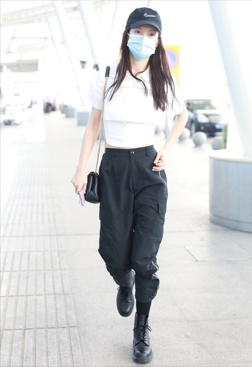 夏日时髦搭配:"工装裤 t恤",造型好看还很飒,变身"潮女"