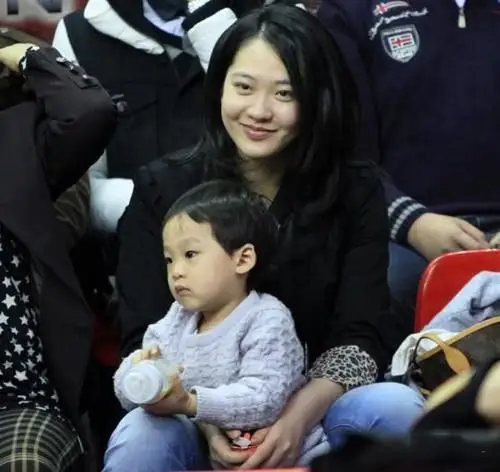 朱芳雨前妻近况,离婚后解脱身材性感,32岁独自抚养儿子仍未婚