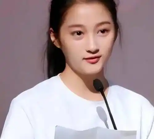 关晓彤考编成功上岸,和薪资高低没有关系,普通人恐怕猜不到原因