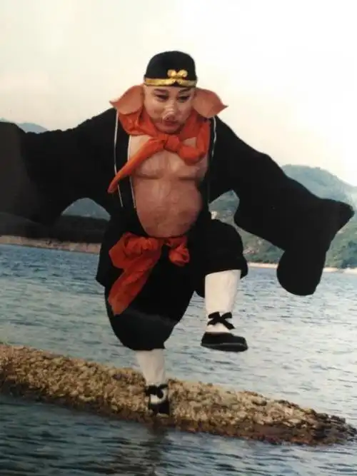 《西游记》再续经典:"猪八戒"退休后在东莞教书的日子