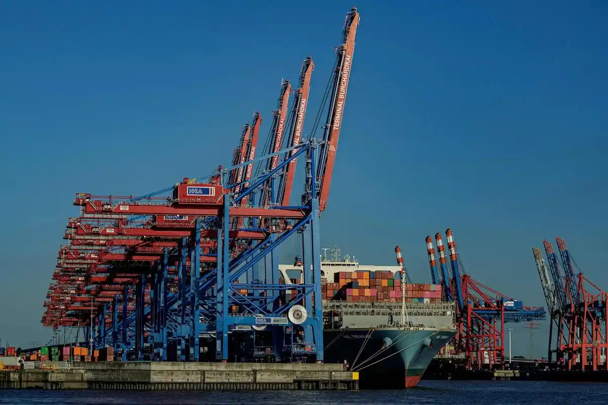 一艘集装箱船停靠在德国最大港口汉堡港,图片来自法新社