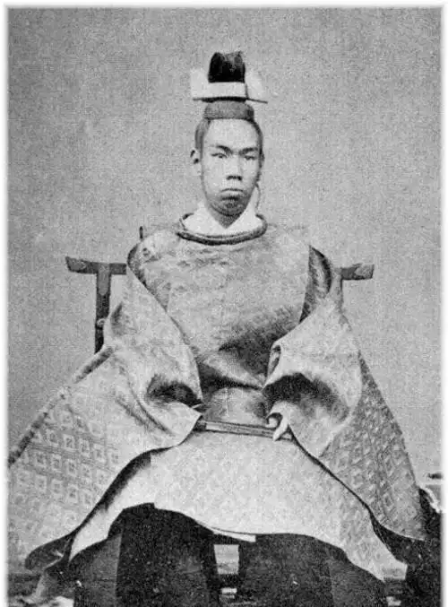 日本明治天皇的真实长相对比仅存的几张照片画像美化太多了