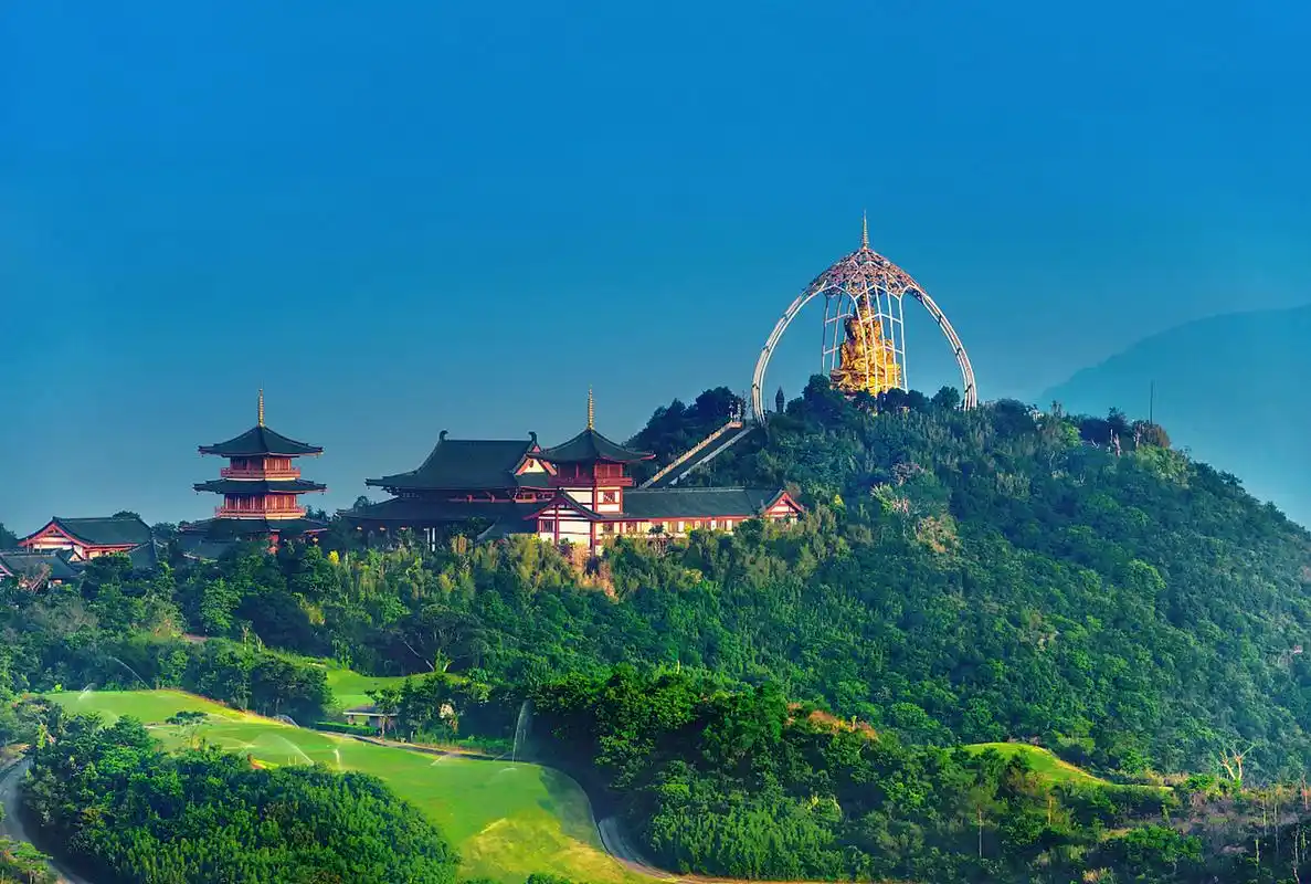 第一个:东部华侨城  作为深圳的一大招牌,东部华侨城是你来深圳彪须