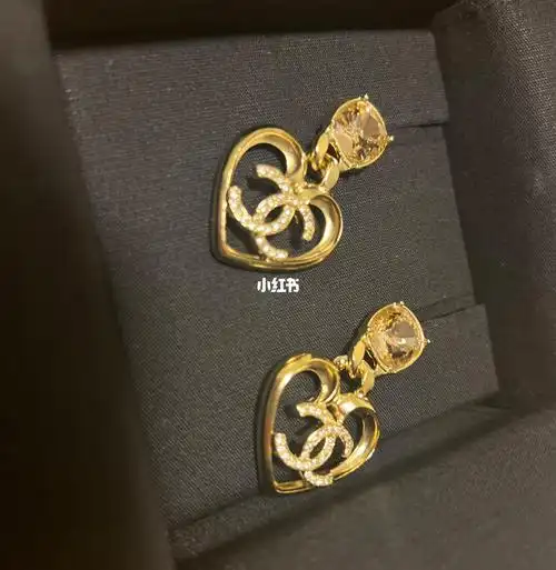 香奈儿2023早春桃心双c耳环