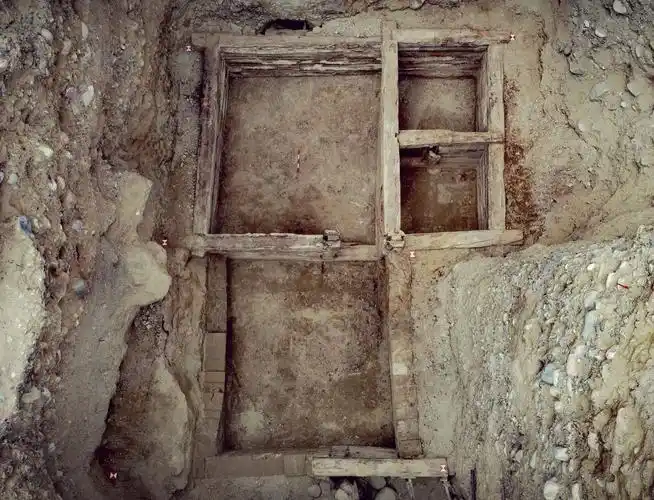 青海乌兰泉沟吐蕃时期壁画墓暗格木箱内出土的鎏金王冠和金杯(资料