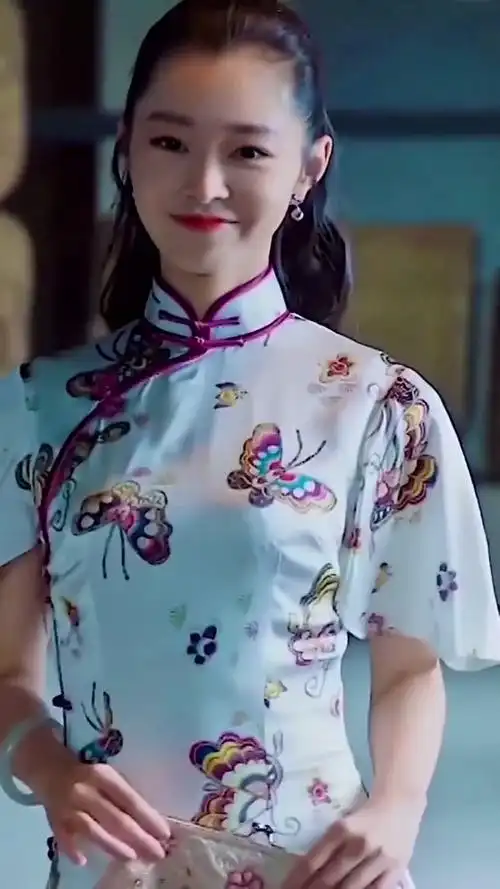 旗袍女神宋轶1989年10月31日出生于湖北省荆门市,中国内地女演员