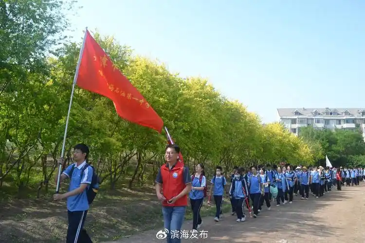 6767整齐的校服,高扬的旗帜,绵延的队伍犹如一条长龙,成为一道