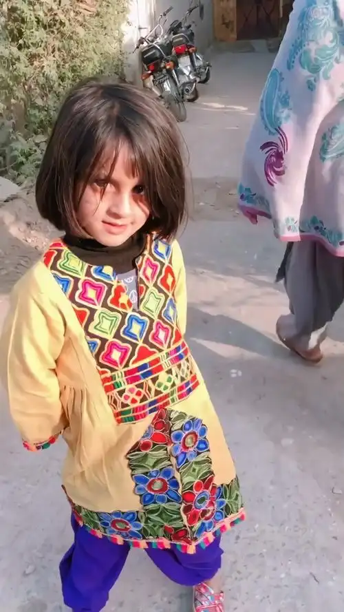 在巴基斯坦遇见可爱的小女孩 感觉很陌生