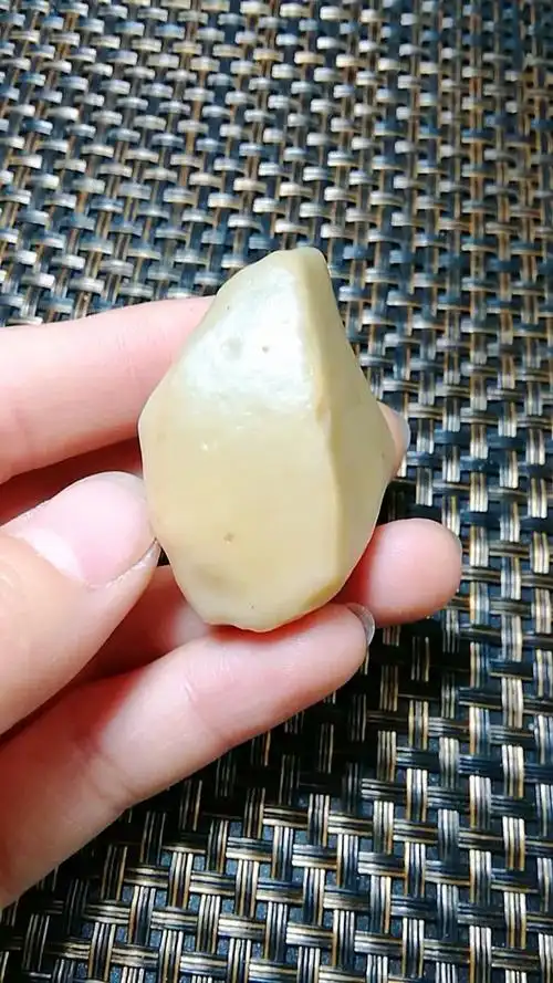 泥石玉完全玉化,肉干净细腻油润