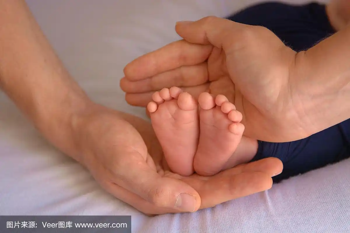 新生婴儿的脚和父母的手