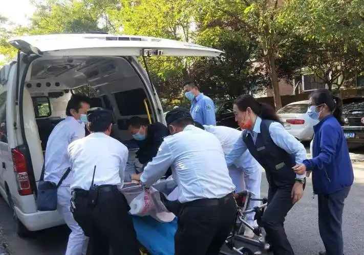 老人摔倒,社区20分钟紧急救援_救护车
