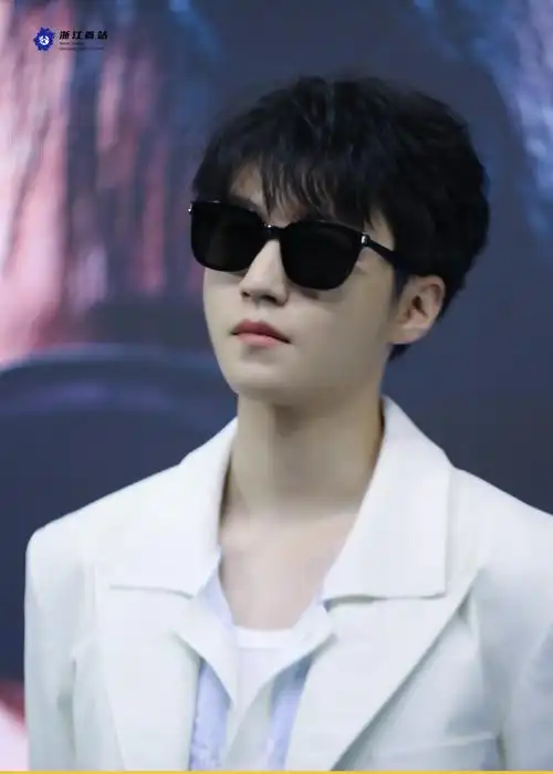 王俊凯超话#bolon眼镜品牌全球代言人王俊凯#墨镜凯@tfboys-王俊凯