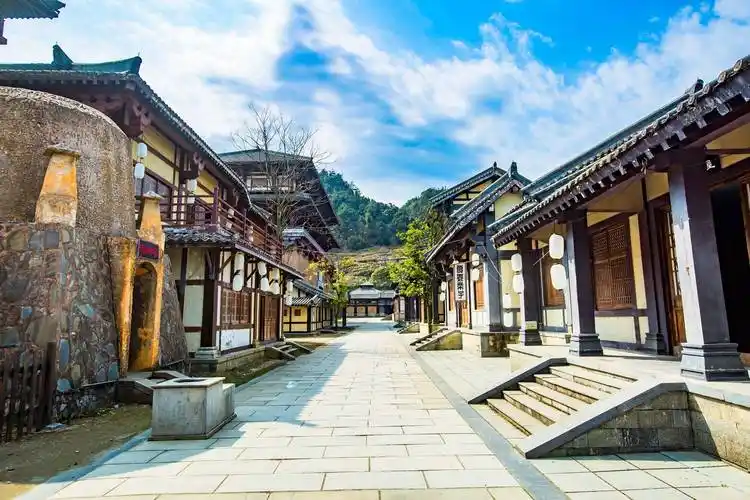 秦砖汉瓦随处可见,既是大型影视拍摄基地,也是游客观光游览,体味都匀