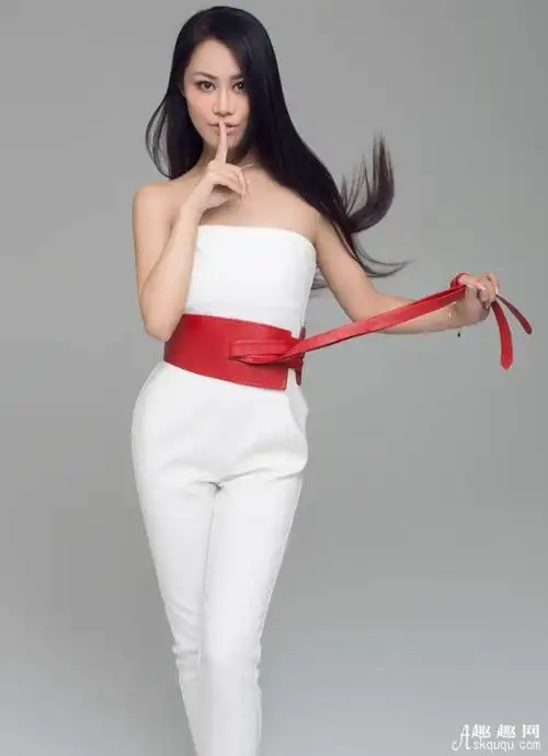 歌手梦然紧身裤包臀裙图片