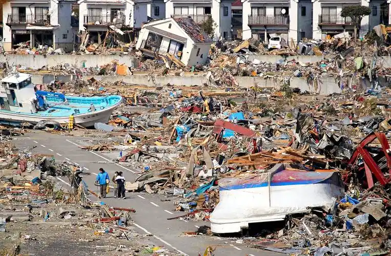 2011年3月11日,日本9.0级大地震引发10米高的海啸图片