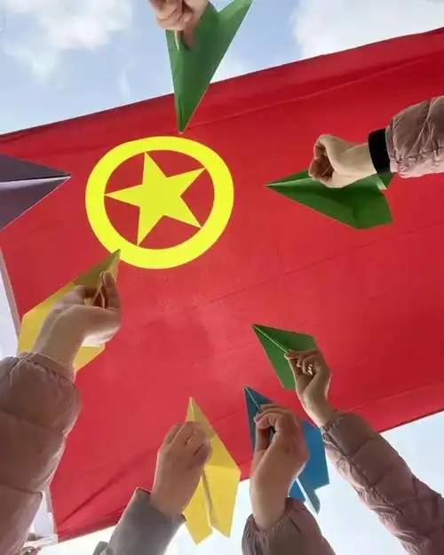 我和团旗团徽合个影秀出你的风采