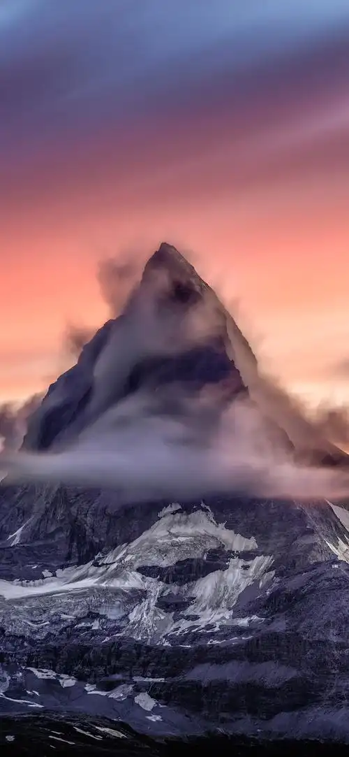 烟雾环绕的高山高清手机壁纸