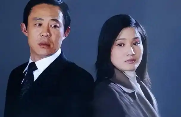 离婚后只字不提前夫侯勇,与女儿患难与共,现在45岁如冻龄少女