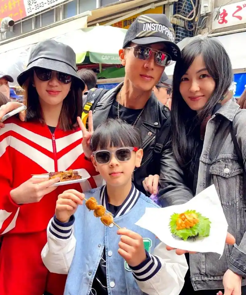 吴尊一家四口人颜值和身高都很优越,林丽吟和女儿neinei气质相似,儿子