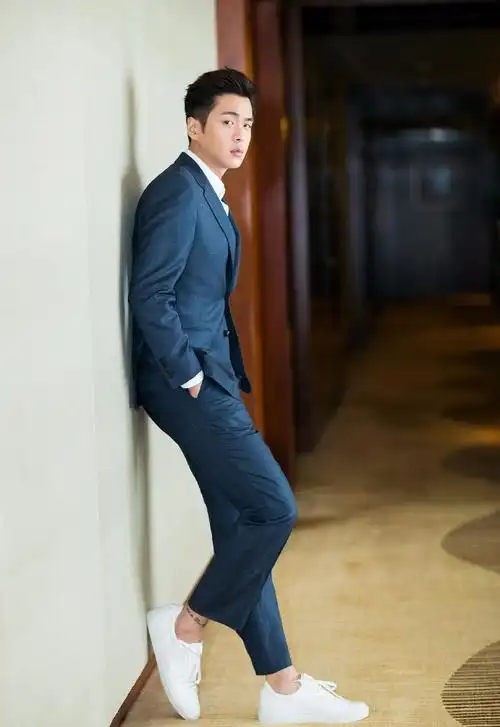 张若昀牛仔套装镶满"补丁",海拔变190靠鞋底,一点都不掩饰