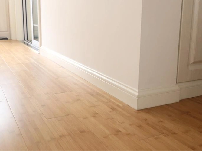 每隔400mm 打入木楔,基层板应钉牢墙角,表面平直,安装牢固; 2,踢脚板