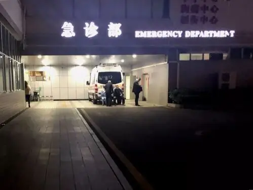 夜深人静的医院没有了白天熙熙攘攘的人群和车辆,医院的大门口和院子