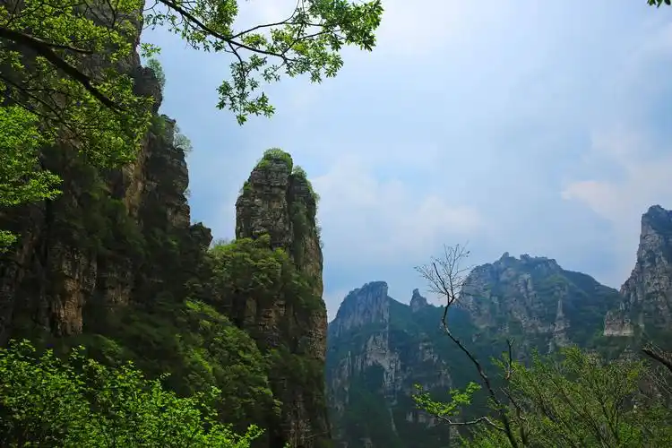 虽然白石山的栈道大多修建在几乎垂直的山壁上,但是由于栈道的宽度较