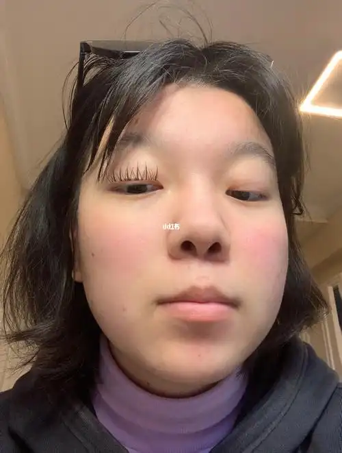 恶魔我一般都是贴在自己睫毛上面(眼皮上)这样就不会塌下来弄到眼睛了