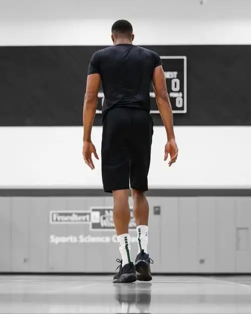 直播吧9月12日讯 今日雄鹿球星字母哥更新ins晒出一张训练背影照.