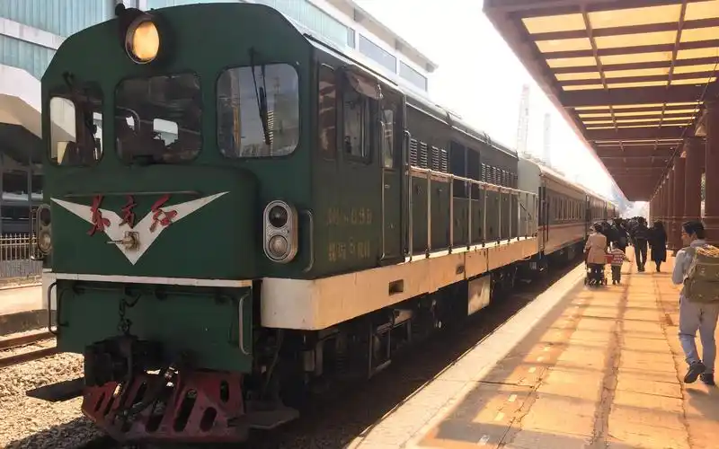 【昆明米轨火车】东方红21型机车牵引列车通过_哔哩哔哩 (゜-゜)つロ