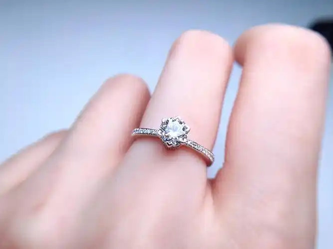 侧面小皇冠的造型十分小清新,主石上原本是普通六爪后来换成了v字爪