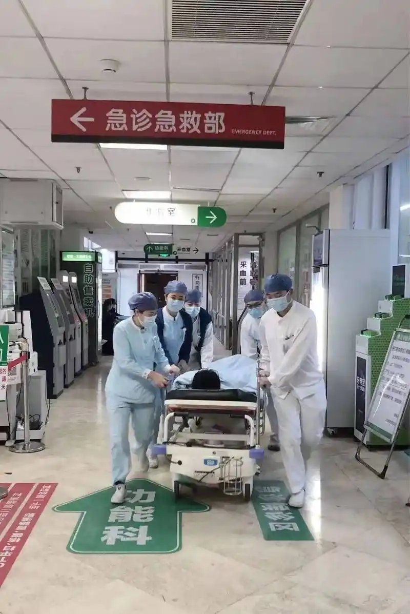 时间的刻度在急诊,医护人员们总在"抢时间".北京老年医院,急诊急救部.