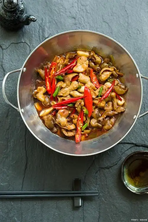 四川红烧肥肠怎么做好吃,加两根苦瓜,30年前餐馆的招牌菜