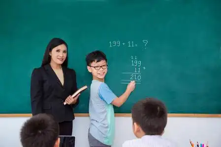 亚洲青年小学生在课堂上黑板上写答案照片