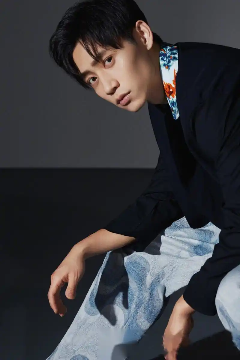 "无论做什么,我只是在做自己" 棱角分明,气质卓越