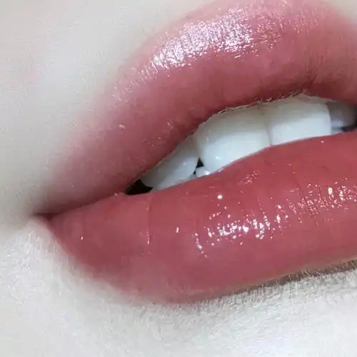 润唇膏质地 上嘴透透的 厚涂才显色intoyou水感