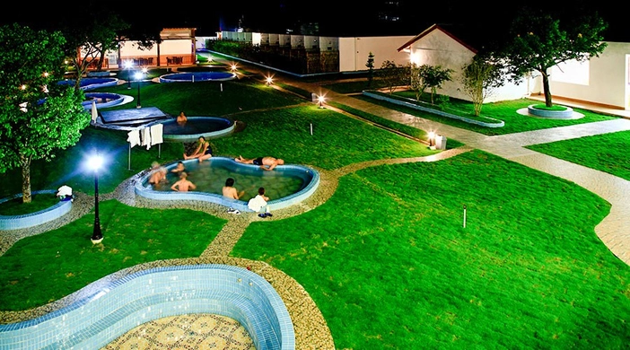 在英德市的黄花镇 有一个英西汤泉度假村 这里位于英西峰林风景区 其