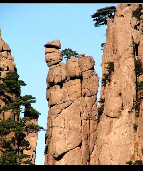 小主播,二年级1班的赵依萱,我为大家带来的写景短文——《黄山奇石》