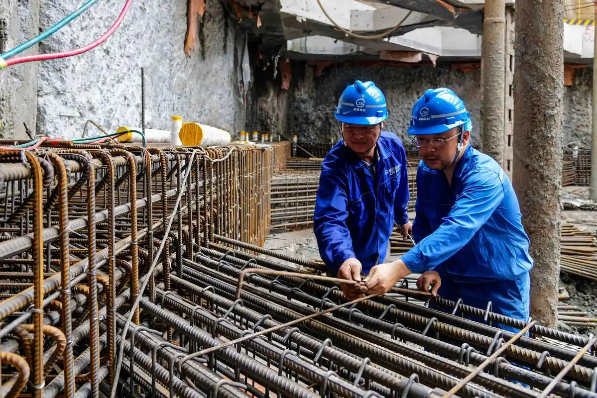 视频钢筋工地下30米作业日绑300公斤钢筋