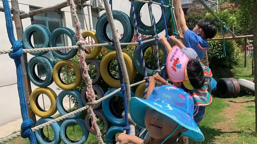 攀爬是儿童培养移动能力的基本活动.