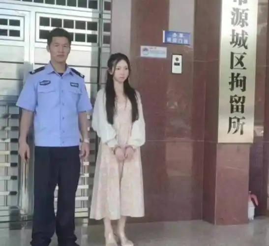 依照我国的相关法律法规进行了行政拘留处理,而许某欢的短视频账号