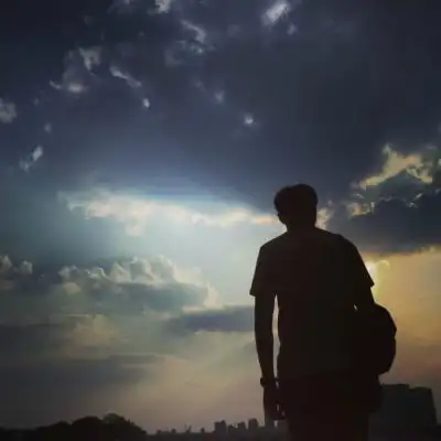 2019最火的男生背影头像帅气潮流 别再冰冷的世界尽头抛弃我